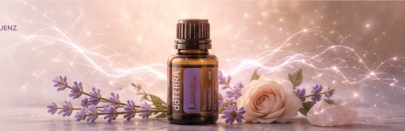 Fläschchen mit ätherischem Öl zwischen Lavendel und Rosen